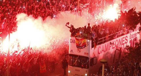 بالفيديو.. حافلة مكشوفة تحتفل بريال مدريد في شوارع القاهرة